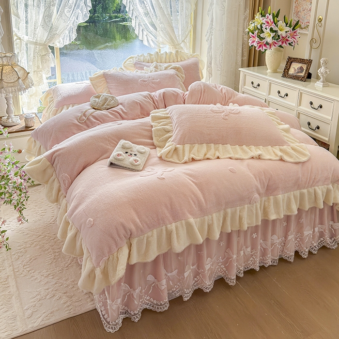 91家纺网 家纺一手货源 找家纺 宜凡家纺 2025新款兔绒提花牛奶绒夹棉床裙四件套 简爱 玉色