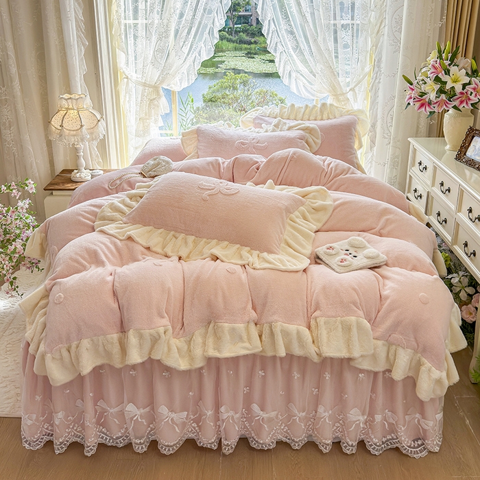 91家纺网 家纺一手货源 找家纺 宜凡家纺 2025新款兔绒提花牛奶绒夹棉床裙四件套 简爱 玉色