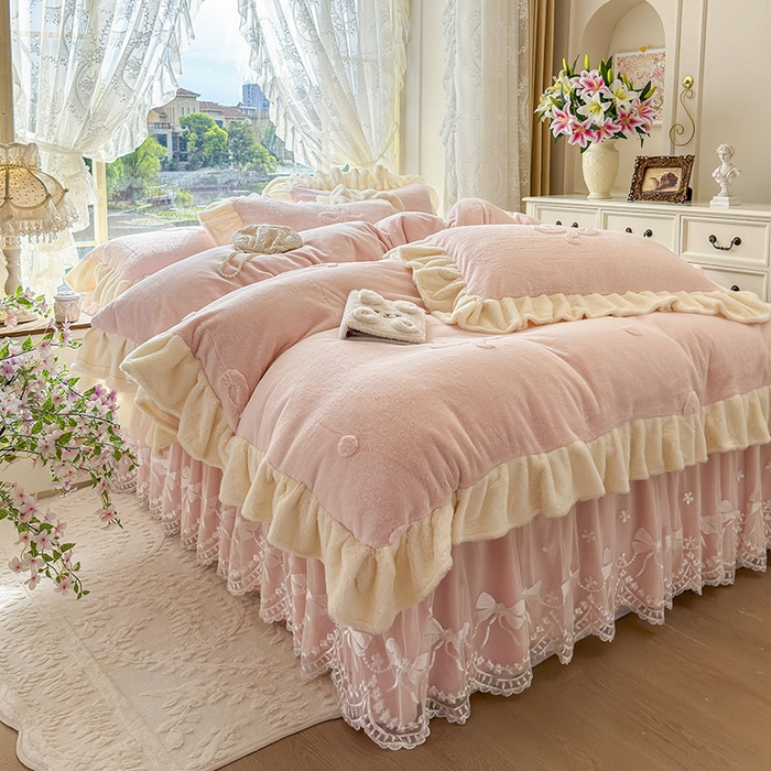 91家纺网 家纺一手货源 找家纺 宜凡家纺 2025新款兔绒提花牛奶绒夹棉床裙四件套 简爱 玉色