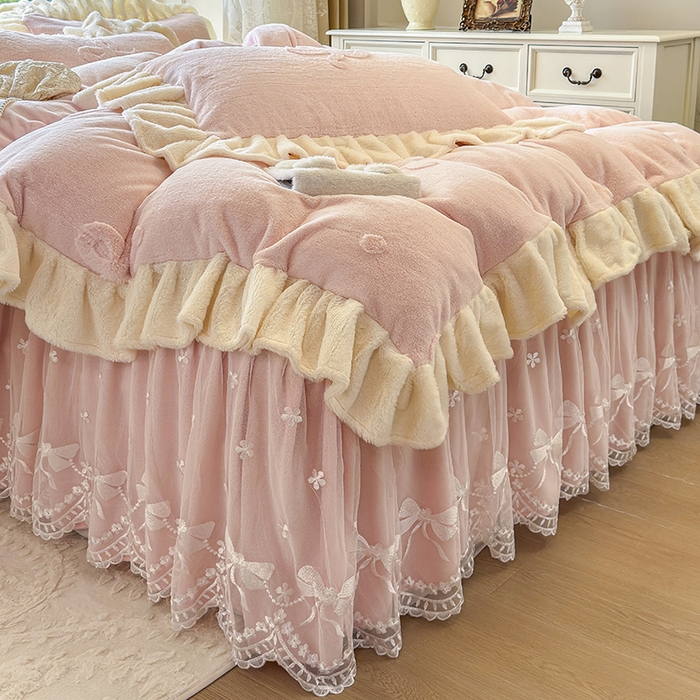 91家纺网 家纺一手货源 找家纺 宜凡家纺 2025新款兔绒提花牛奶绒夹棉床裙四件套 简爱 玉色