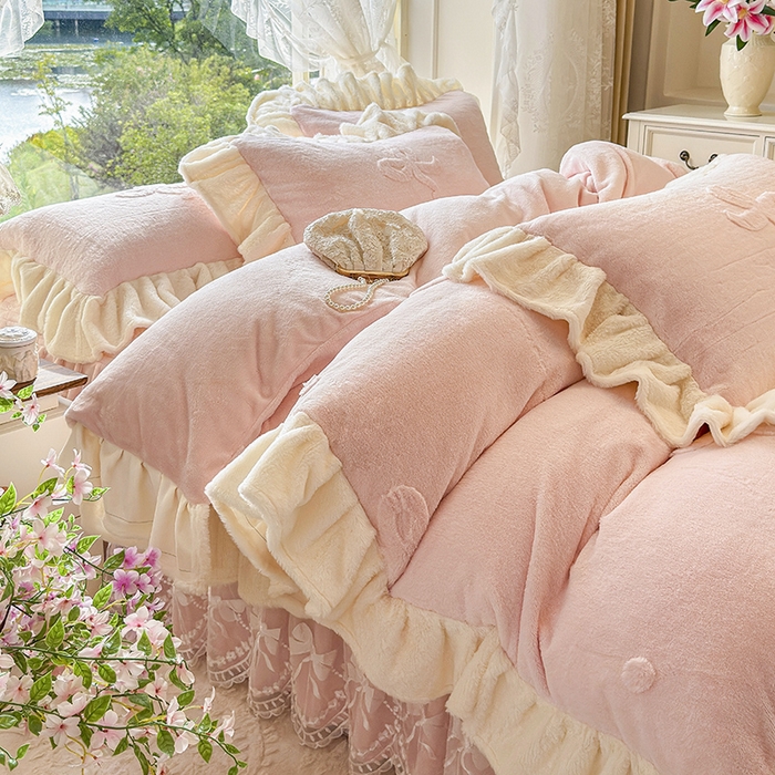 91家纺网 家纺一手货源 找家纺 宜凡家纺 2025新款兔绒提花牛奶绒夹棉床裙四件套 简爱 玉色