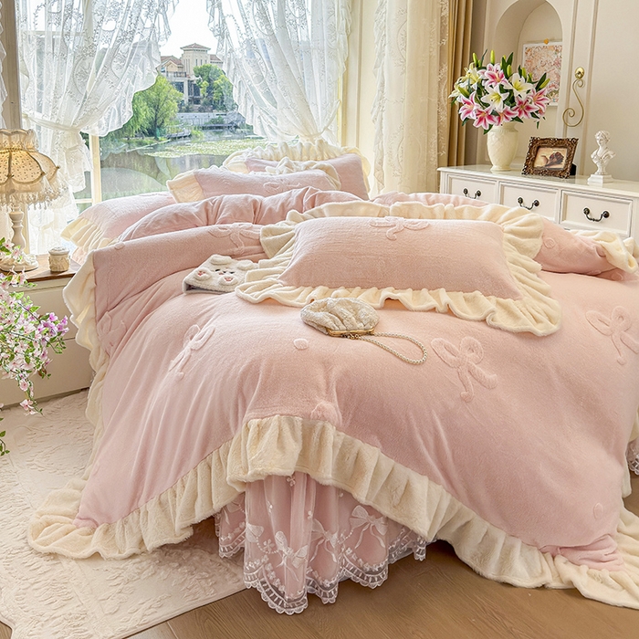 91家纺网 家纺一手货源 找家纺 宜凡家纺 2025新款兔绒提花牛奶绒夹棉床裙四件套 简爱 玉色