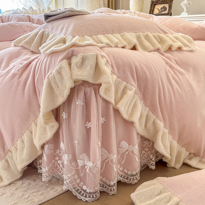 91家纺网 家纺一手货源 找家纺 宜凡家纺 2025新款兔绒提花牛奶绒夹棉床裙四件套 简爱 玉色