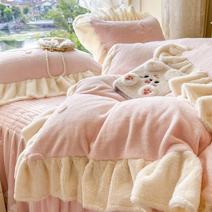 91家纺网 家纺一手货源 找家纺 宜凡家纺 2025新款兔绒提花牛奶绒夹棉床裙四件套 简爱 玉色