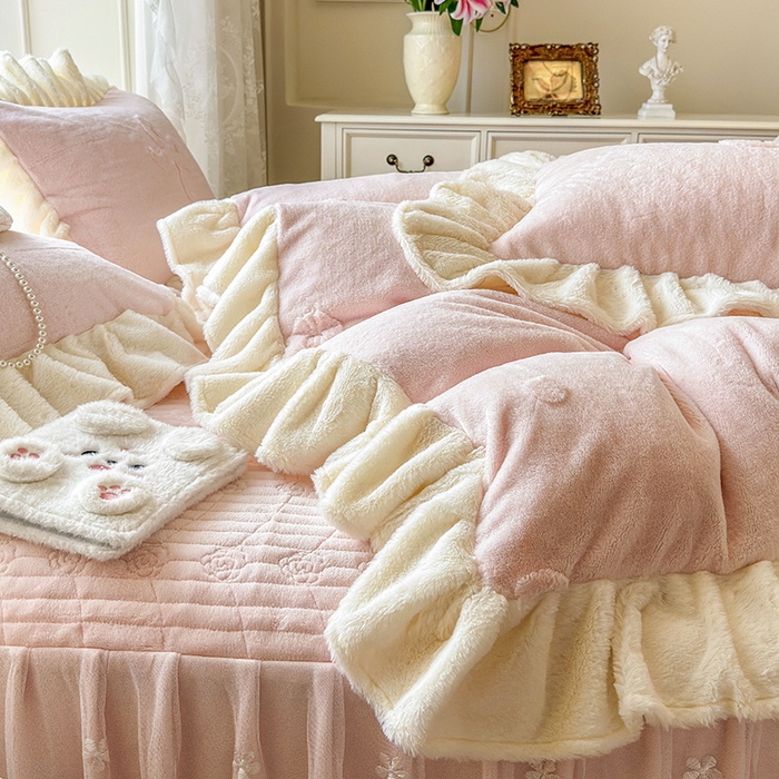 91家纺网 家纺一手货源 找家纺 宜凡家纺 2025新款兔绒提花牛奶绒夹棉床裙四件套 简爱 玉色