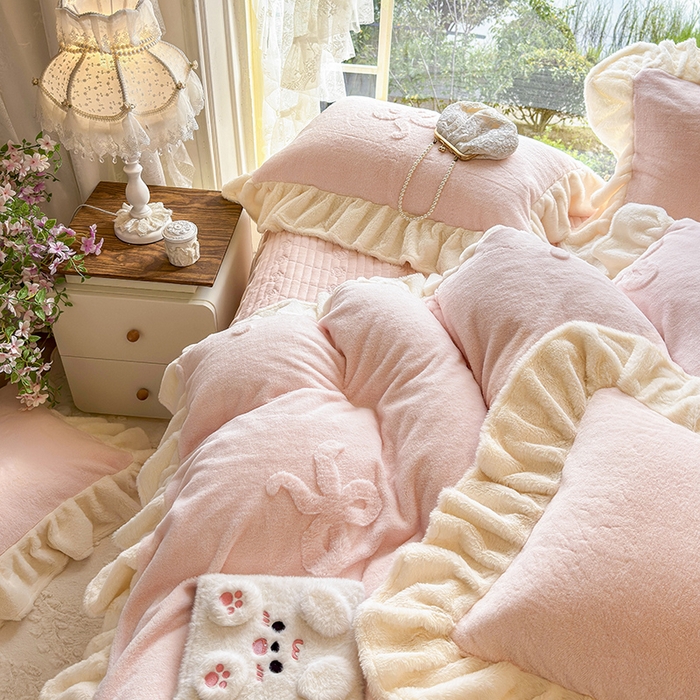 91家纺网 家纺一手货源 找家纺 宜凡家纺 2025新款兔绒提花牛奶绒夹棉床裙四件套 简爱 玉色