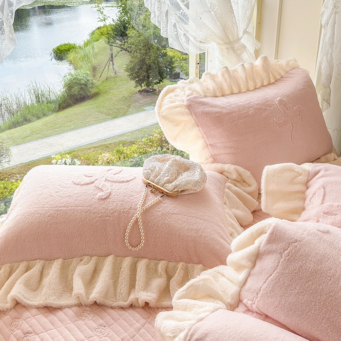 91家纺网 家纺一手货源 找家纺 宜凡家纺 2025新款兔绒提花牛奶绒夹棉床裙四件套 简爱 玉色