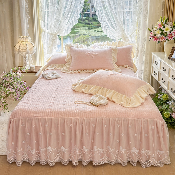 91家纺网 家纺一手货源 找家纺 宜凡家纺 2025新款兔绒提花牛奶绒夹棉床裙四件套 简爱 玉色