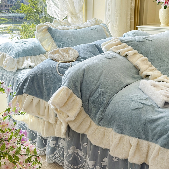 91家纺网 家纺一手货源 找家纺 宜凡家纺 2025新款兔绒提花牛奶绒夹棉床裙四件套 樱桃 苍青