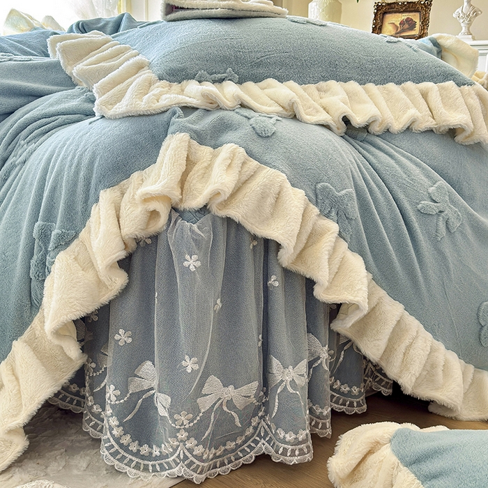 91家纺网 家纺一手货源 找家纺 宜凡家纺 2025新款兔绒提花牛奶绒夹棉床裙四件套 樱桃 苍青