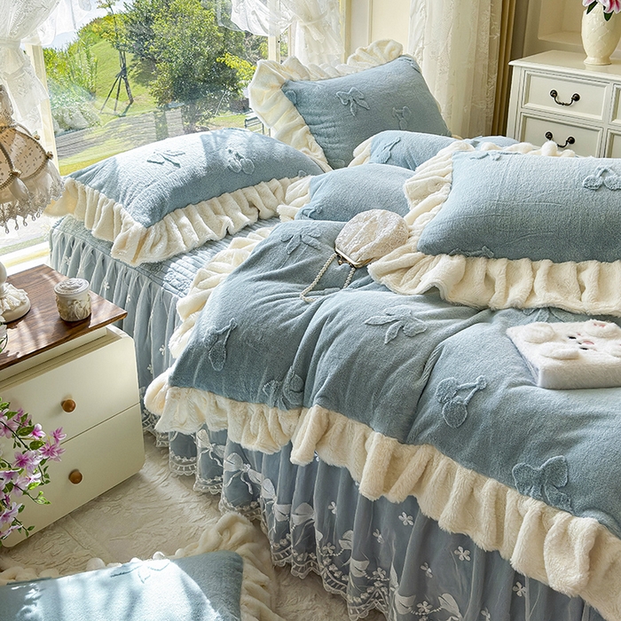 91家纺网 家纺一手货源 找家纺 宜凡家纺 2025新款兔绒提花牛奶绒夹棉床裙四件套 樱桃 苍青