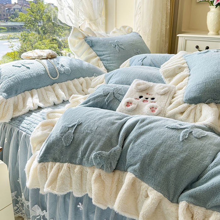 91家纺网 家纺一手货源 找家纺 宜凡家纺 2025新款兔绒提花牛奶绒夹棉床裙四件套 樱桃 苍青