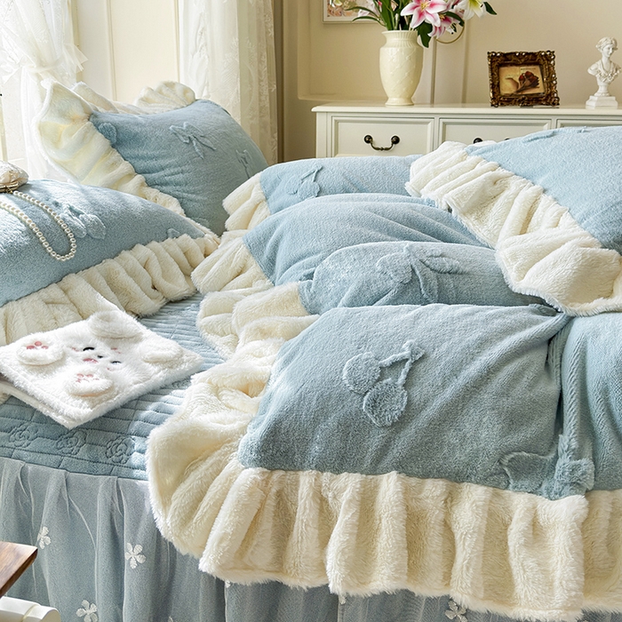 91家纺网 家纺一手货源 找家纺 宜凡家纺 2025新款兔绒提花牛奶绒夹棉床裙四件套 樱桃 苍青