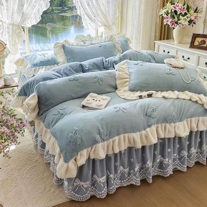 91家纺网 家纺一手货源 找家纺 宜凡家纺 2025新款兔绒提花牛奶绒夹棉床裙四件套 樱桃 苍青