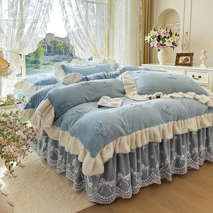 91家纺网 家纺一手货源 找家纺 宜凡家纺 2025新款兔绒提花牛奶绒夹棉床裙四件套 樱桃 苍青