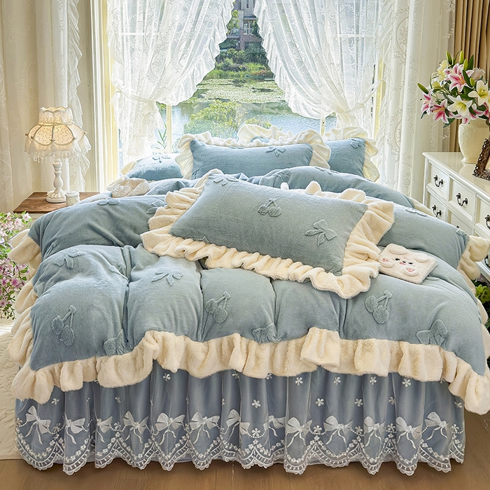 91家纺网 家纺一手货源 找家纺 宜凡家纺 2025新款兔绒提花牛奶绒夹棉床裙四件套 樱桃 苍青