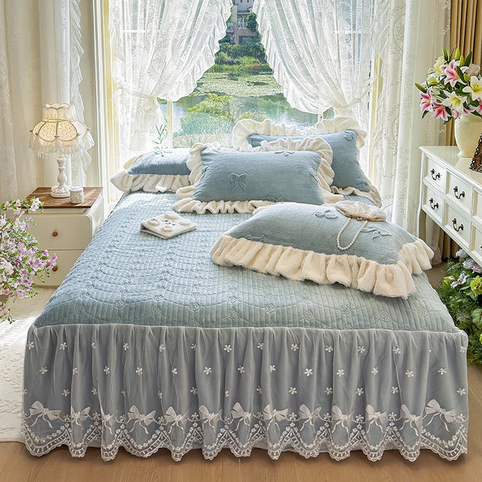 91家纺网 家纺一手货源 找家纺 宜凡家纺 2025新款兔绒提花牛奶绒夹棉床裙四件套 樱桃 苍青