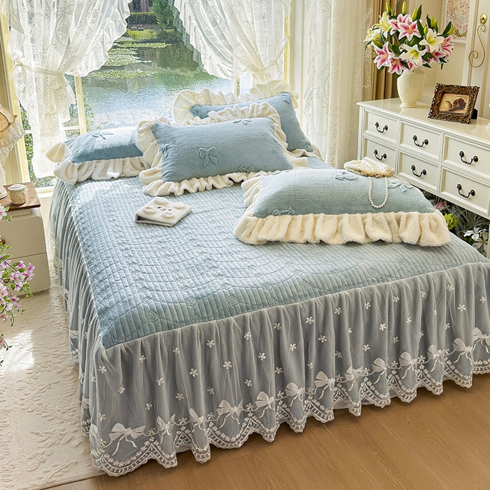 91家纺网 家纺一手货源 找家纺 宜凡家纺 2025新款兔绒提花牛奶绒夹棉床裙四件套 樱桃 苍青