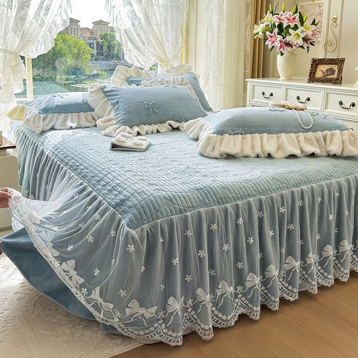 91家纺网 家纺一手货源 找家纺 宜凡家纺 2025新款兔绒提花牛奶绒夹棉床裙四件套 樱桃 苍青