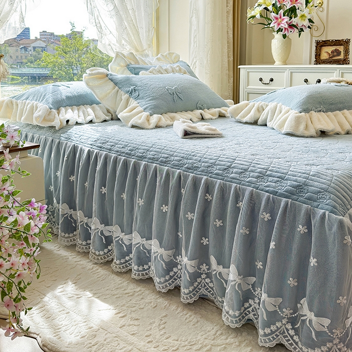 91家纺网 家纺一手货源 找家纺 宜凡家纺 2025新款兔绒提花牛奶绒夹棉床裙四件套 樱桃 苍青