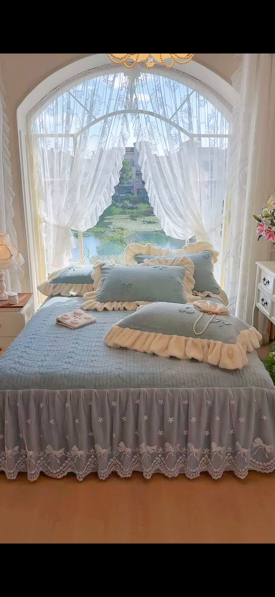 91家纺网 家纺一手货源 找家纺 宜凡家纺 2025新款兔绒提花牛奶绒夹棉床裙四件套 樱桃 苍青