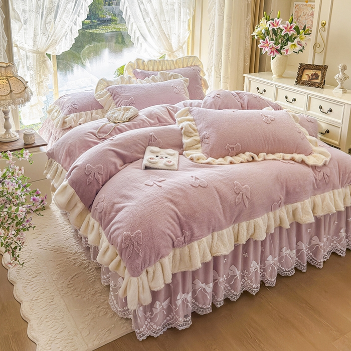 91家纺网 家纺一手货源 找家纺 宜凡家纺 2025新款兔绒提花牛奶绒夹棉床裙四件套 樱桃 豆沙紫