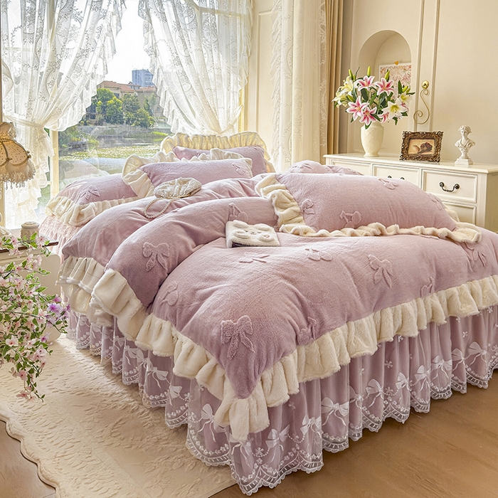 91家纺网 家纺一手货源 找家纺 宜凡家纺 2025新款兔绒提花牛奶绒夹棉床裙四件套 樱桃 豆沙紫