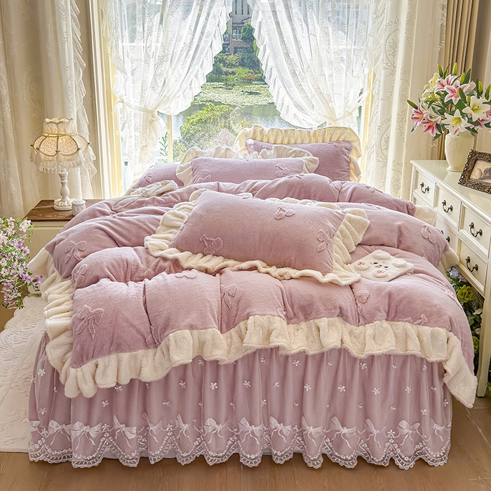 91家纺网 家纺一手货源 找家纺 宜凡家纺 2025新款兔绒提花牛奶绒夹棉床裙四件套 樱桃 豆沙紫