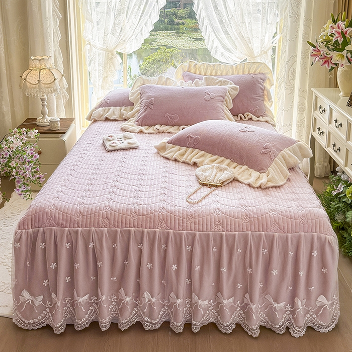 91家纺网 家纺一手货源 找家纺 宜凡家纺 2025新款兔绒提花牛奶绒夹棉床裙四件套 樱桃 豆沙紫