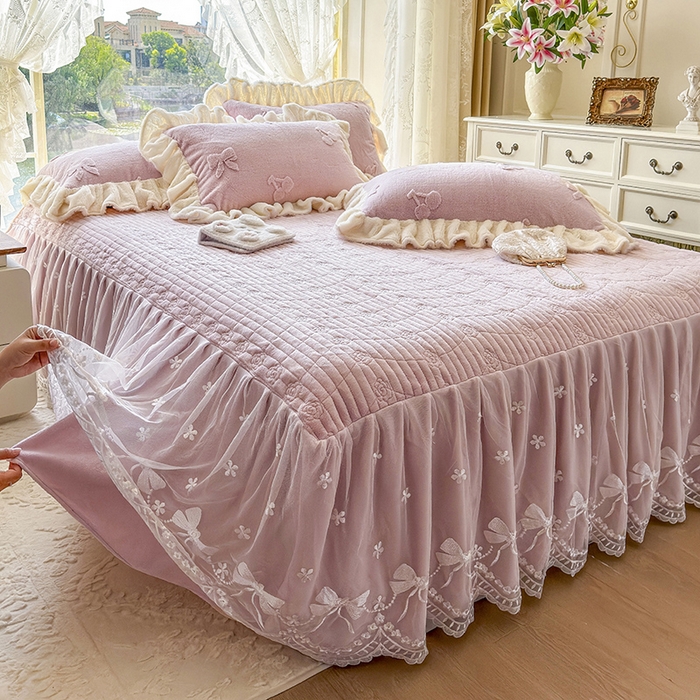 91家纺网 家纺一手货源 找家纺 宜凡家纺 2025新款兔绒提花牛奶绒夹棉床裙四件套 樱桃 豆沙紫