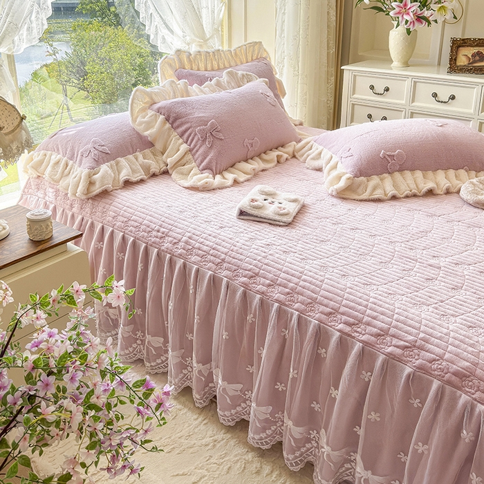 91家纺网 家纺一手货源 找家纺 宜凡家纺 2025新款兔绒提花牛奶绒夹棉床裙四件套 樱桃 豆沙紫