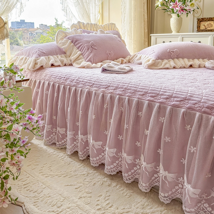 91家纺网 家纺一手货源 找家纺 宜凡家纺 2025新款兔绒提花牛奶绒夹棉床裙四件套 樱桃 豆沙紫