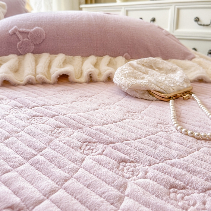 91家纺网 家纺一手货源 找家纺 宜凡家纺 2025新款兔绒提花牛奶绒夹棉床裙四件套 樱桃 豆沙紫