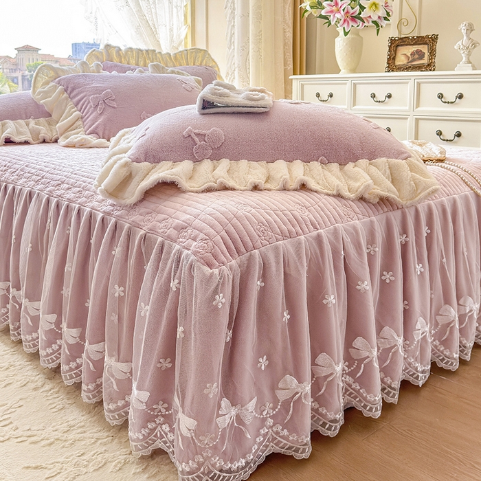 91家纺网 家纺一手货源 找家纺 宜凡家纺 2025新款兔绒提花牛奶绒夹棉床裙四件套 樱桃 豆沙紫