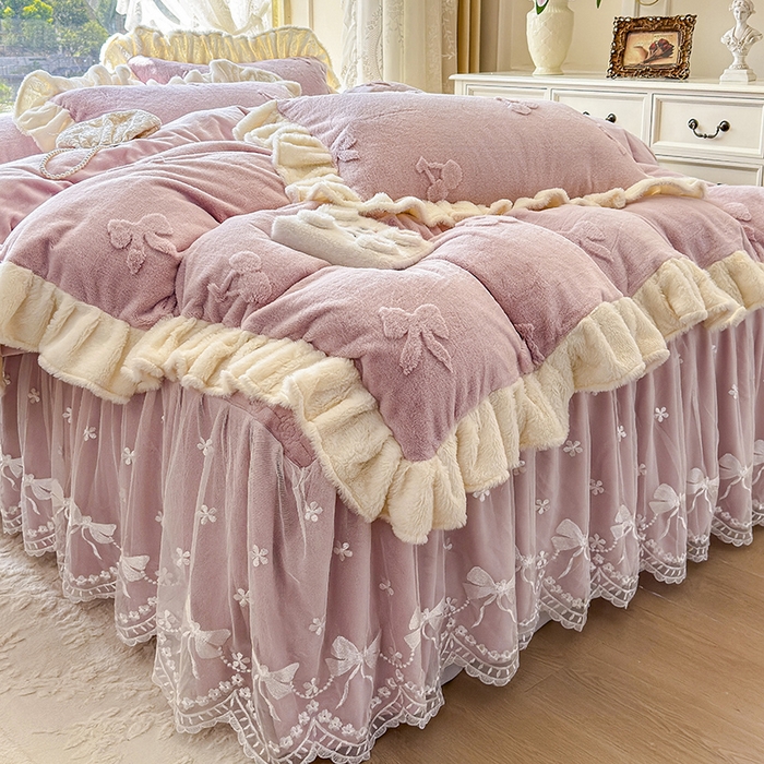 91家纺网 家纺一手货源 找家纺 宜凡家纺 2025新款兔绒提花牛奶绒夹棉床裙四件套 樱桃 豆沙紫