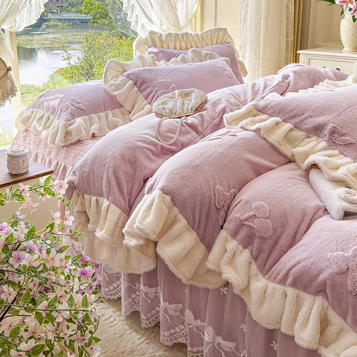 91家纺网 家纺一手货源 找家纺 宜凡家纺 2025新款兔绒提花牛奶绒夹棉床裙四件套 樱桃 豆沙紫