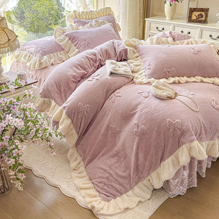 91家纺网 家纺一手货源 找家纺 宜凡家纺 2025新款兔绒提花牛奶绒夹棉床裙四件套 樱桃 豆沙紫