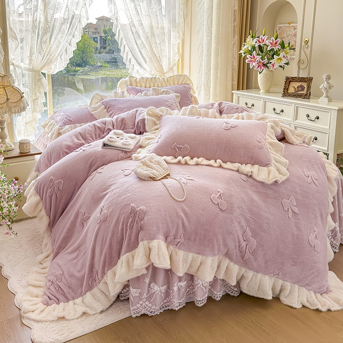 91家纺网 家纺一手货源 找家纺 宜凡家纺 2025新款兔绒提花牛奶绒夹棉床裙四件套 樱桃 豆沙紫