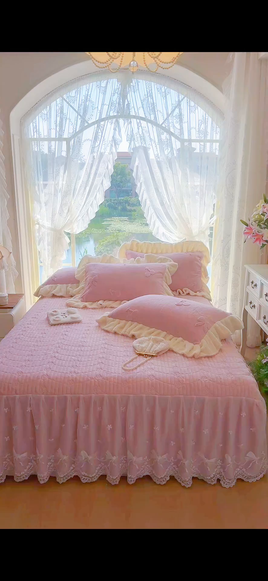 91家纺网 家纺一手货源 找家纺 宜凡家纺 2025新款兔绒提花牛奶绒夹棉床裙四件套 樱桃 豆沙紫