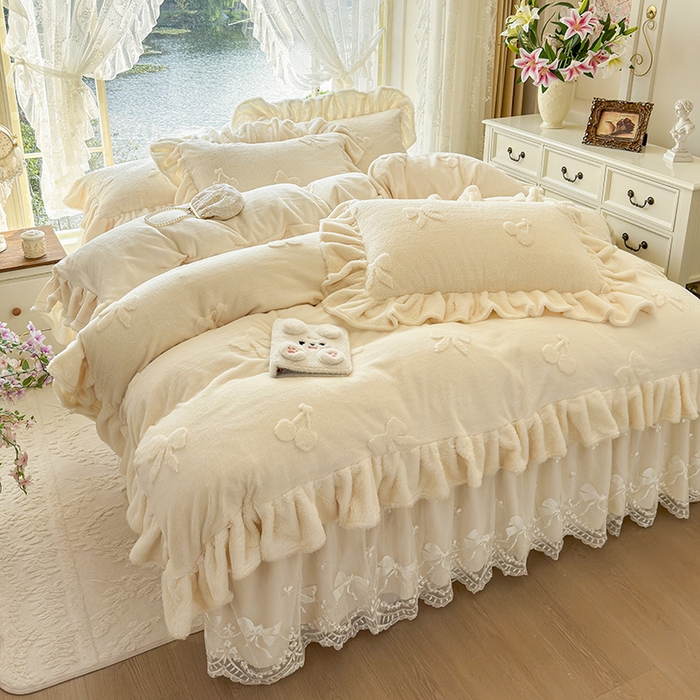 91家纺网 家纺一手货源 找家纺 宜凡家纺 2025新款兔绒提花牛奶绒夹棉床裙四件套 樱桃 奶油白