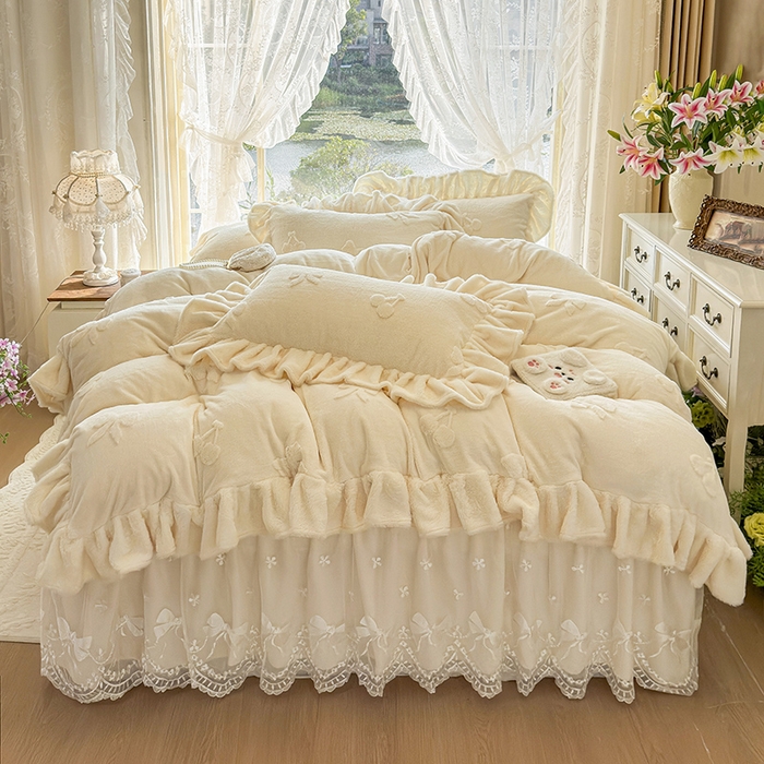 91家纺网 家纺一手货源 找家纺 宜凡家纺 2025新款兔绒提花牛奶绒夹棉床裙四件套 樱桃 奶油白