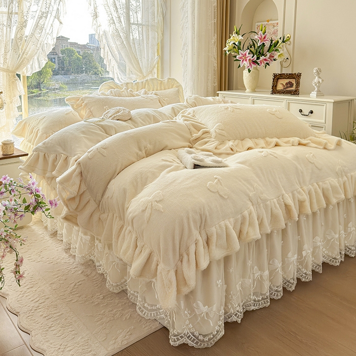 91家纺网 家纺一手货源 找家纺 宜凡家纺 2025新款兔绒提花牛奶绒夹棉床裙四件套 樱桃 奶油白