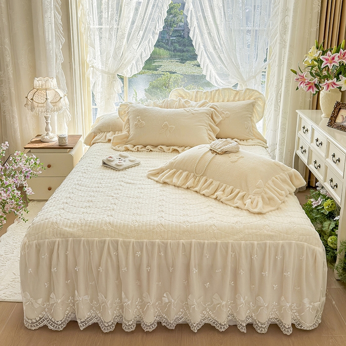 91家纺网 家纺一手货源 找家纺 宜凡家纺 2025新款兔绒提花牛奶绒夹棉床裙四件套 樱桃 奶油白