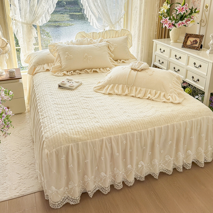 91家纺网 家纺一手货源 找家纺 宜凡家纺 2025新款兔绒提花牛奶绒夹棉床裙四件套 樱桃 奶油白