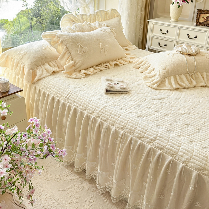 91家纺网 家纺一手货源 找家纺 宜凡家纺 2025新款兔绒提花牛奶绒夹棉床裙四件套 樱桃 奶油白