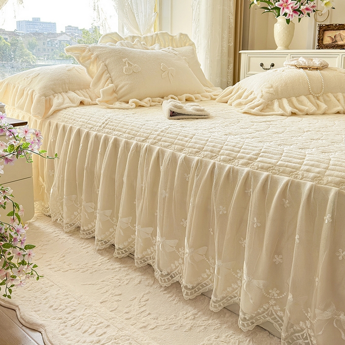 91家纺网 家纺一手货源 找家纺 宜凡家纺 2025新款兔绒提花牛奶绒夹棉床裙四件套 樱桃 奶油白