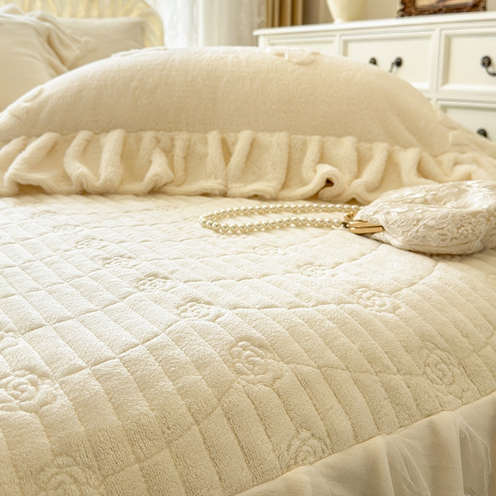 91家纺网 家纺一手货源 找家纺 宜凡家纺 2025新款兔绒提花牛奶绒夹棉床裙四件套 樱桃 奶油白