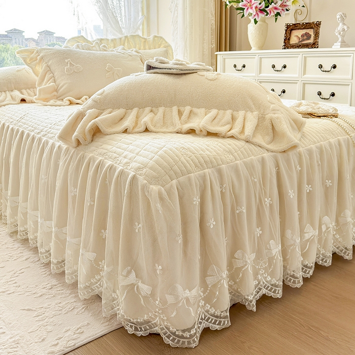 91家纺网 家纺一手货源 找家纺 宜凡家纺 2025新款兔绒提花牛奶绒夹棉床裙四件套 樱桃 奶油白