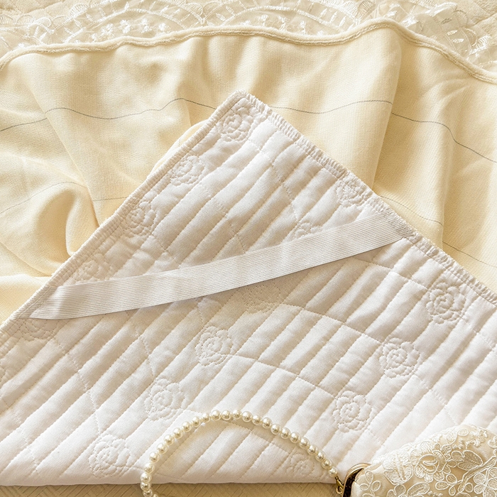 91家纺网 家纺一手货源 找家纺 宜凡家纺 2025新款兔绒提花牛奶绒夹棉床裙四件套 樱桃 奶油白