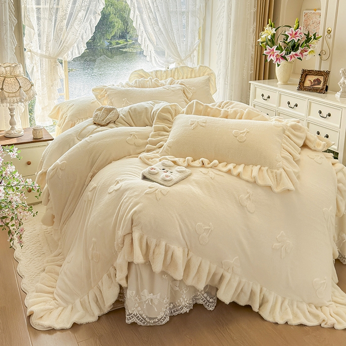 91家纺网 家纺一手货源 找家纺 宜凡家纺 2025新款兔绒提花牛奶绒夹棉床裙四件套 樱桃 奶油白